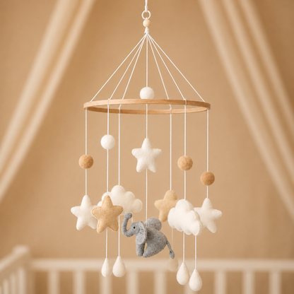 Mobile bébé artisanal Éléphant & Étoiles avec éléphant gris, nuages et étoiles en feutre
