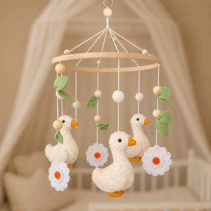 Mobile bébé artisanal avec canetons blancs, fleurs et feuilles vertes en feutre