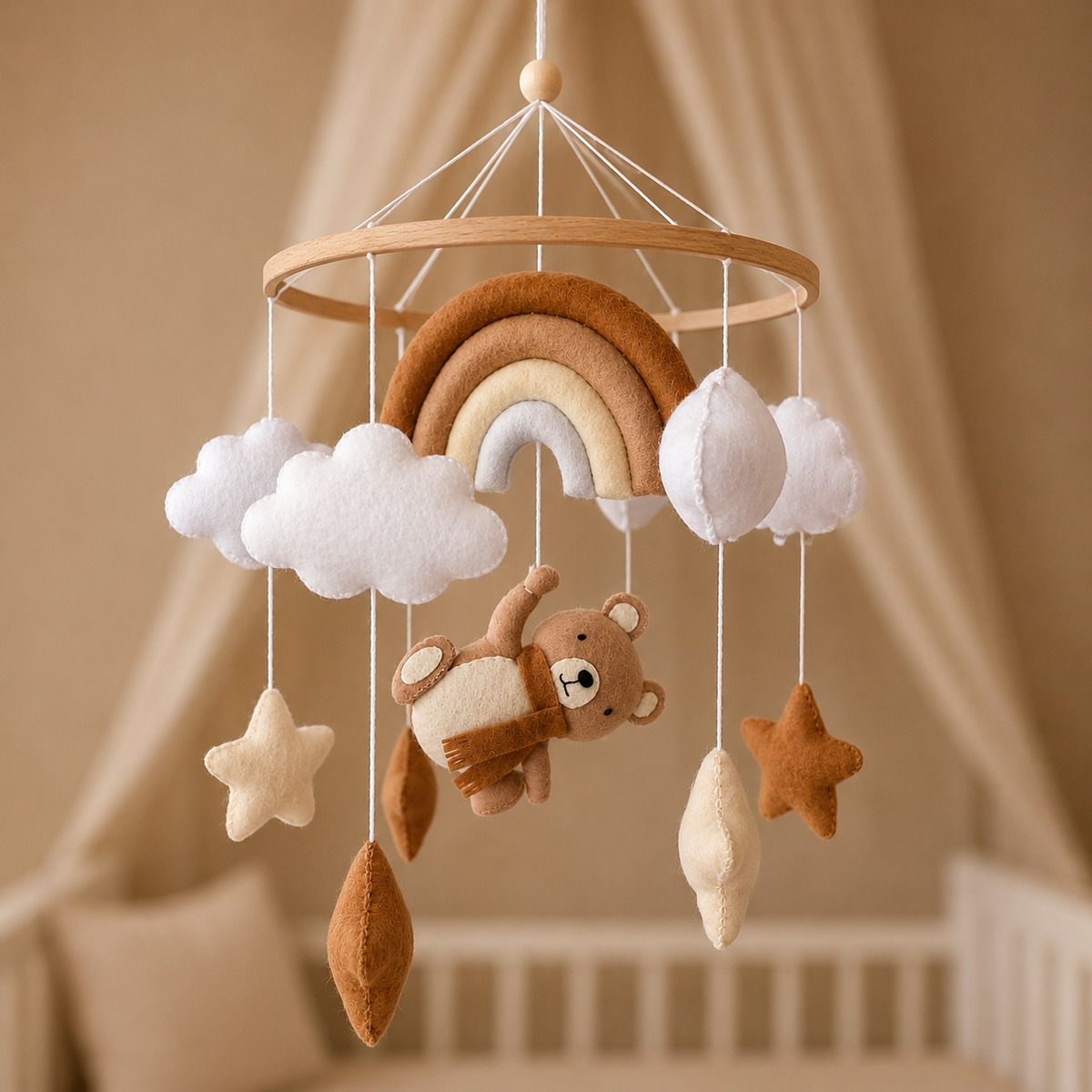 Mobile bébé artisanal Ourson Arc-en-ciel avec nuages et étoiles dans des tons naturels