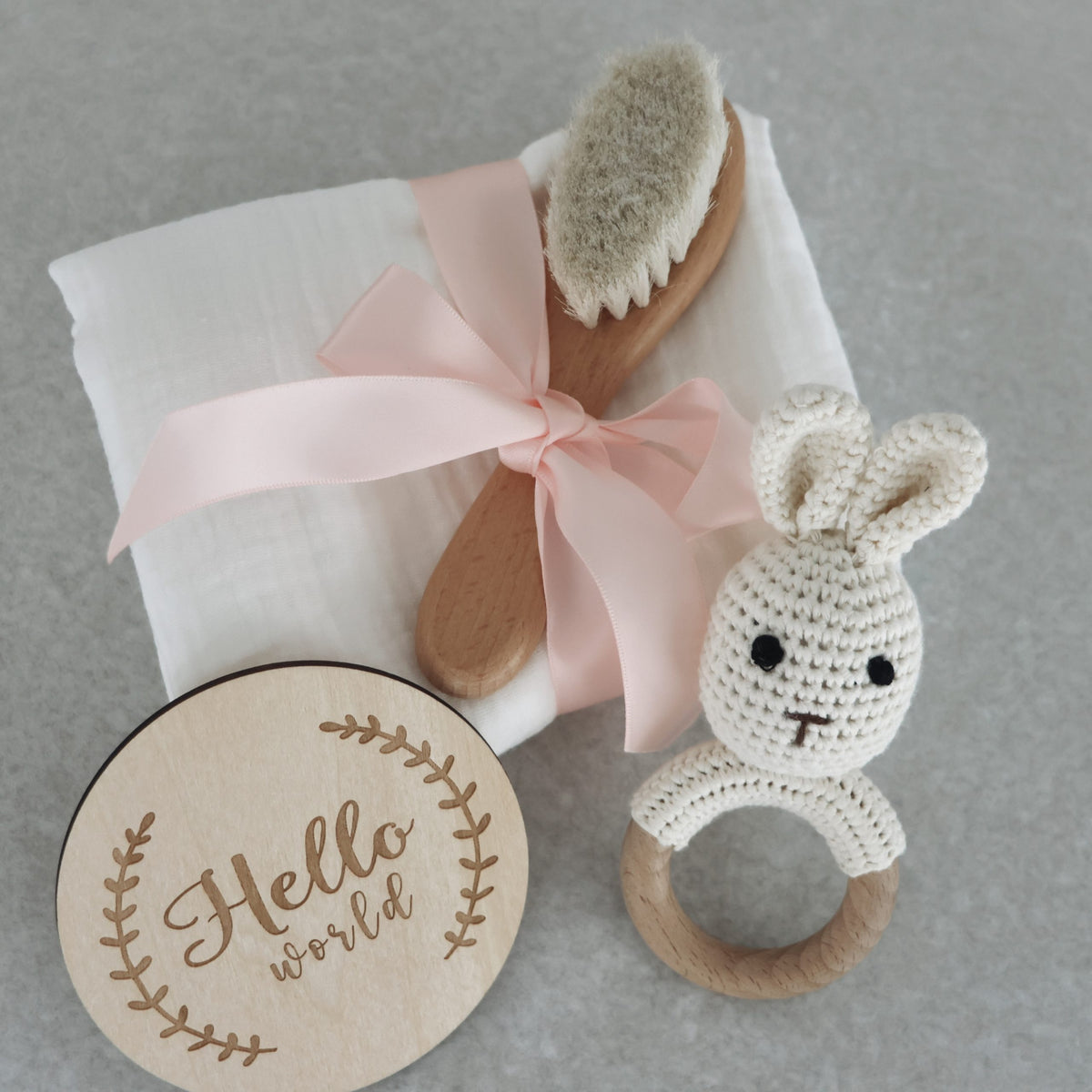 Coffret cadeau naissance Lapin et ses accessoires, photographie carrée