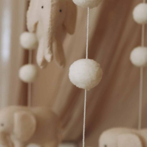 Détail du mobile bébé artisanal Éléphants en feutre, coton et bois