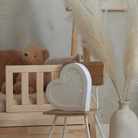 Veilleuse bébé Cœur en bois massif allumée, vue rapprochée