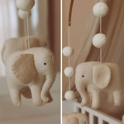 Mobile bébé Éléphants fait main présenté dans un univers de chambre douce