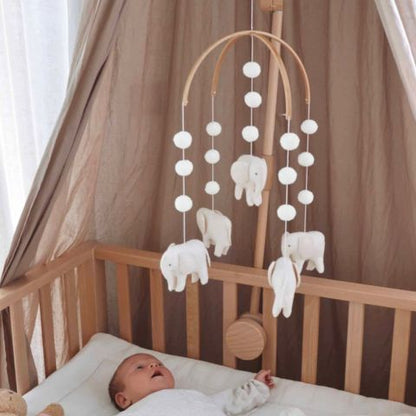 Vue rapprochée du mobile bébé artisanal Éléphants et de ses éléments suspendus