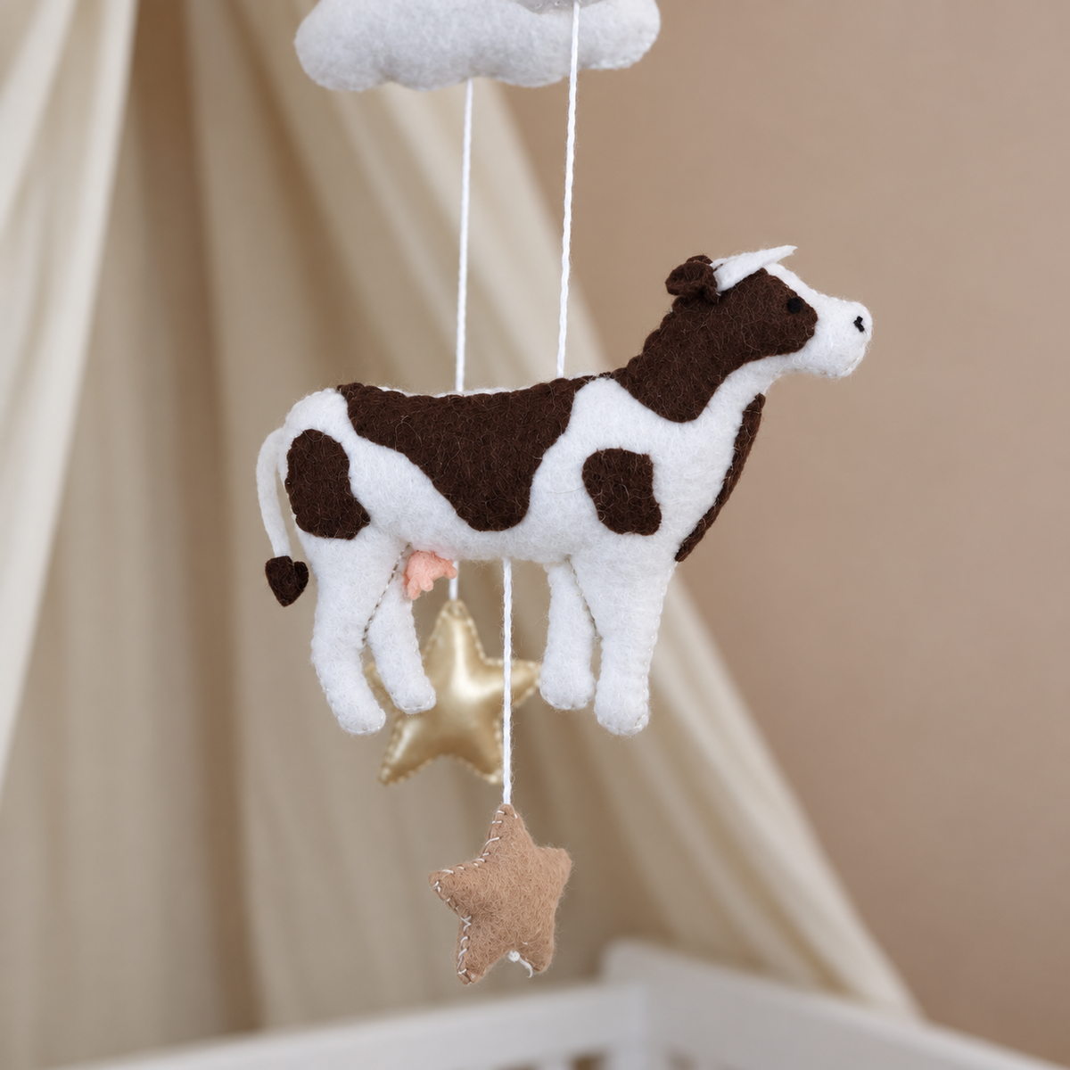 Détail de la vache en feutre du mobile bébé Animaux de la ferme