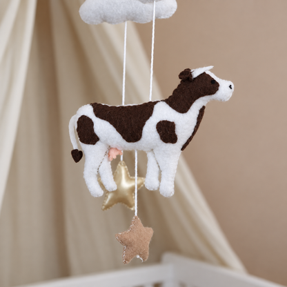 Détail de la vache en feutre du mobile bébé Animaux de la ferme
