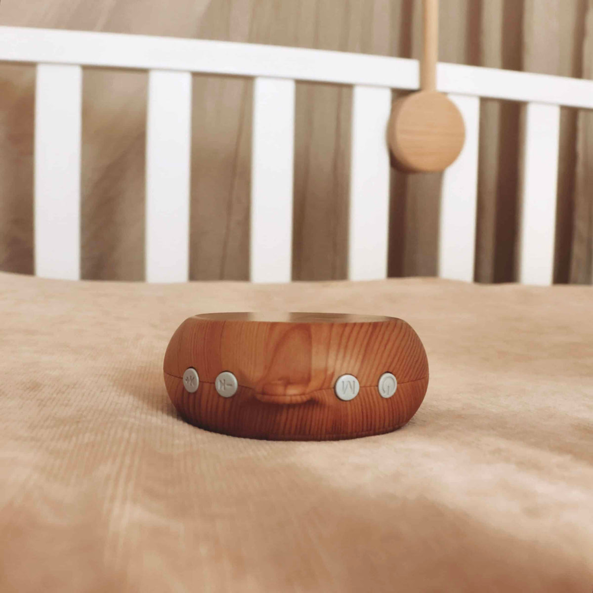 Boîtier musical en bois pour mobile bébé – détail des boutons de commande