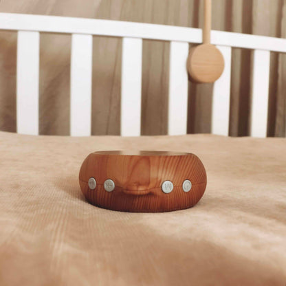 Boîtier musical en bois pour mobile bébé – détail des boutons de commande