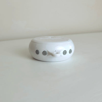 Boîtier musical blanc pour mobile bébé – détail des boutons de commande