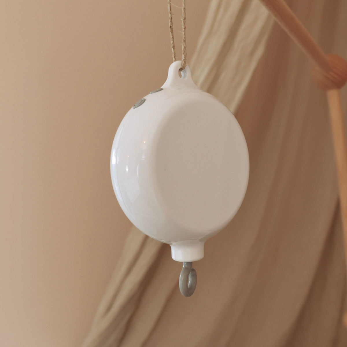 Boîtier musical blanc pour mobile bébé suspendu au support en bois