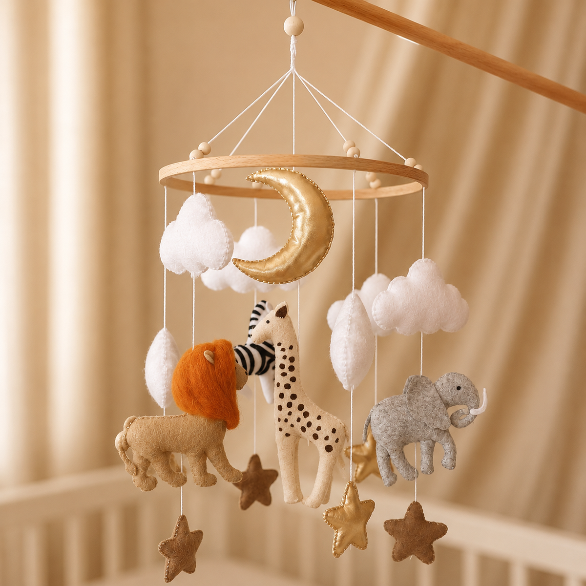 Mobile bébé artisanal Safari avec lion, girafe, zèbre, éléphant, nuages et étoiles