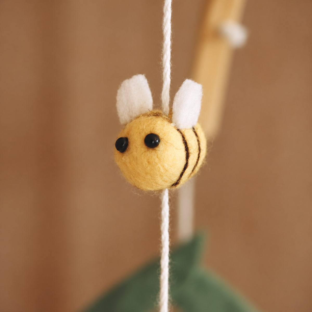 Vue complète du mobile bébé Abeilles jaunes fait main avec fleurs et feuilles en feutre