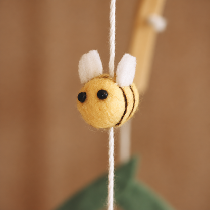 Vue complète du mobile bébé Abeilles jaunes fait main avec fleurs et feuilles en feutre