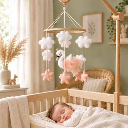 Bébé dans une chambre nature avec le mobile Cygne rose suspendu au-dessus du lit
