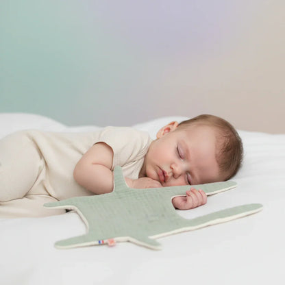 bebe-qui-dort-paisiblement-avec-son-doudou-vert-menthe