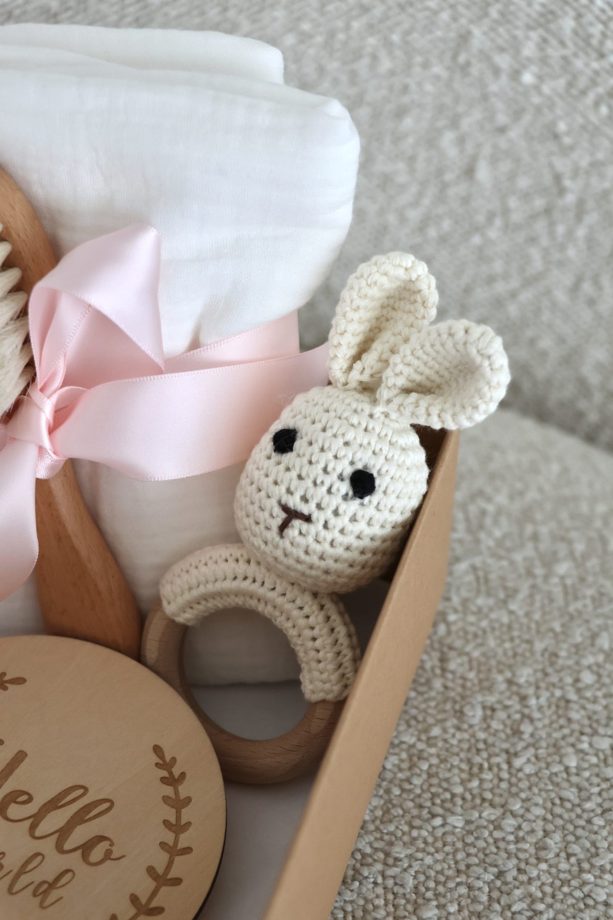 Détail du hochet Lapin blanc au crochet pour coffret cadeau de naissance