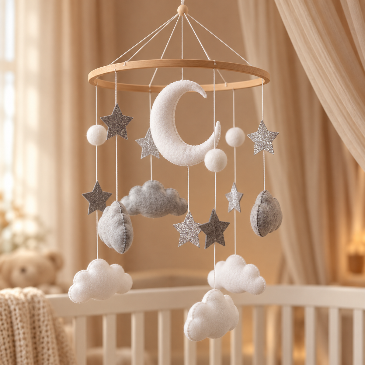 Mobile bébé artisanal Lune & Étoiles dans une chambre douce aux tons naturels