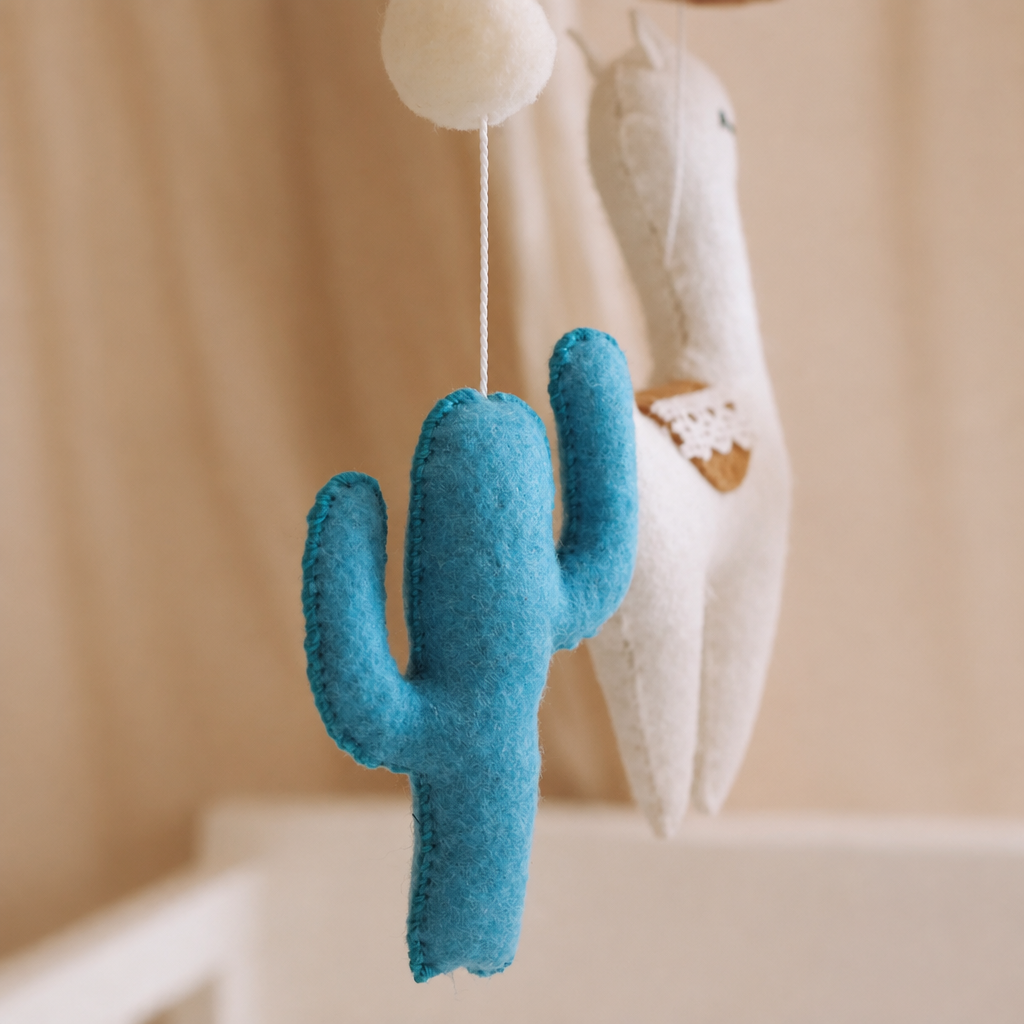 Détail du cactus bleu en feutre du mobile bébé artisanal Lama