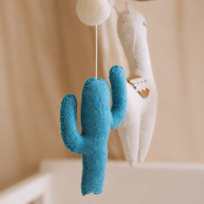 Détail du cactus bleu en feutre du mobile bébé artisanal Lama