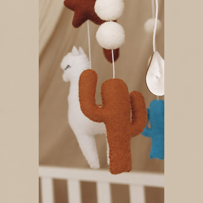 Détail d’un cactus et d’un lama en feutre du mobile bébé artisanal
