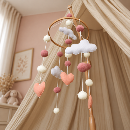 Mobile bébé Petits Cœurs suspendu dans une chambre douce aux tons beige et rose