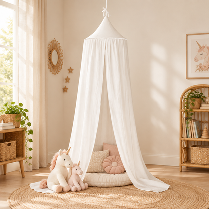 Ciel de lit bébé crème dans une chambre bohème avec peluches licornes