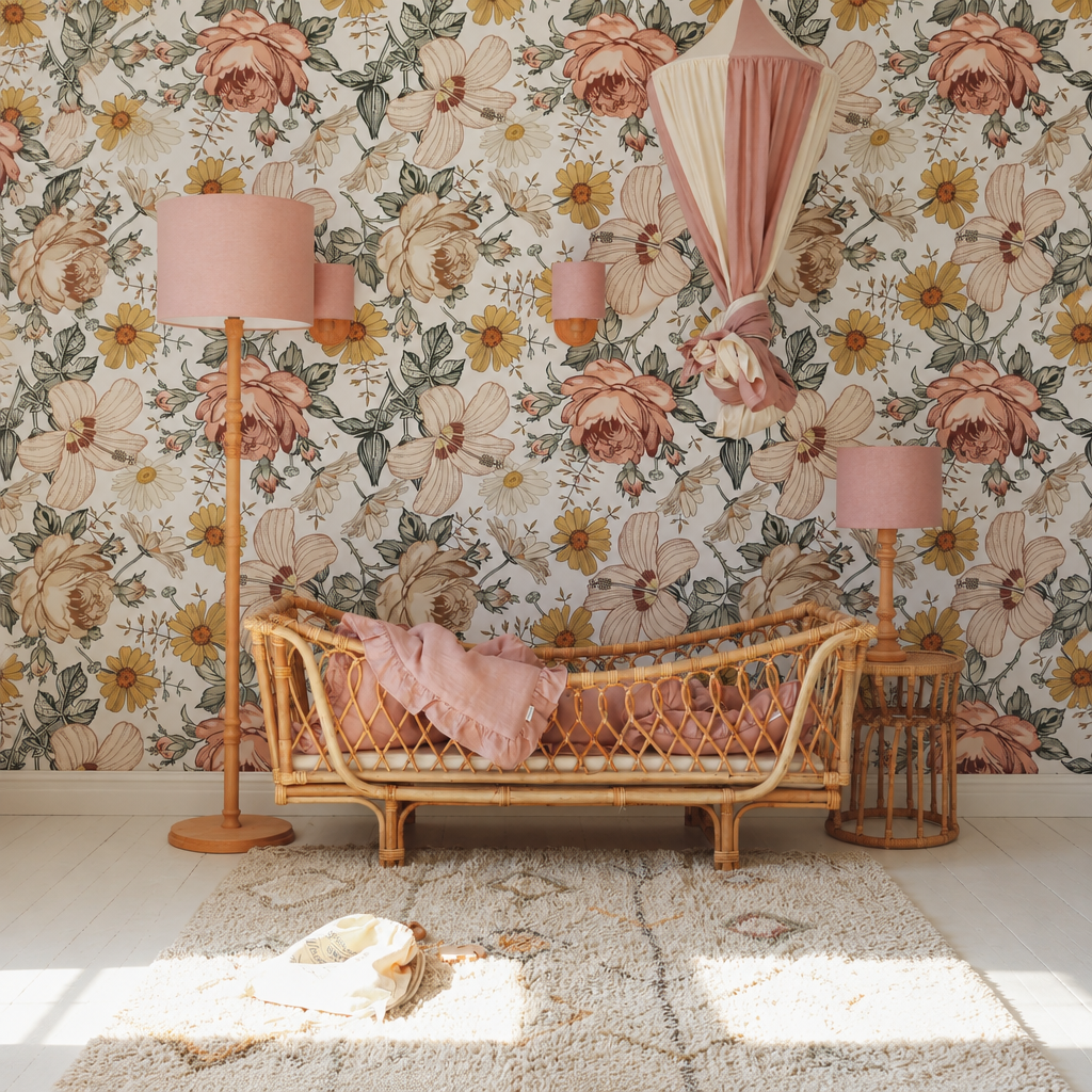 Chambre fleurie avec ciel de lit bébé rose poudré et ivoire