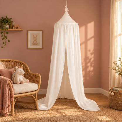 Ciel de lit bébé crème avec peluche licorne dans une chambre rose poudré