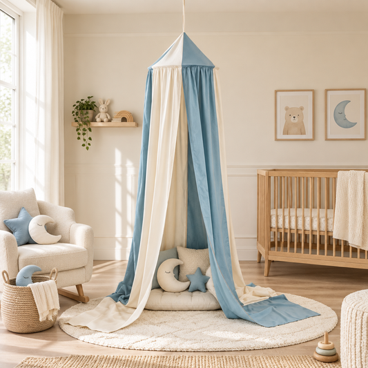 Ciel de lit bébé Blue Circus bleu et ivoire avec peluches lunes dans une chambre beige