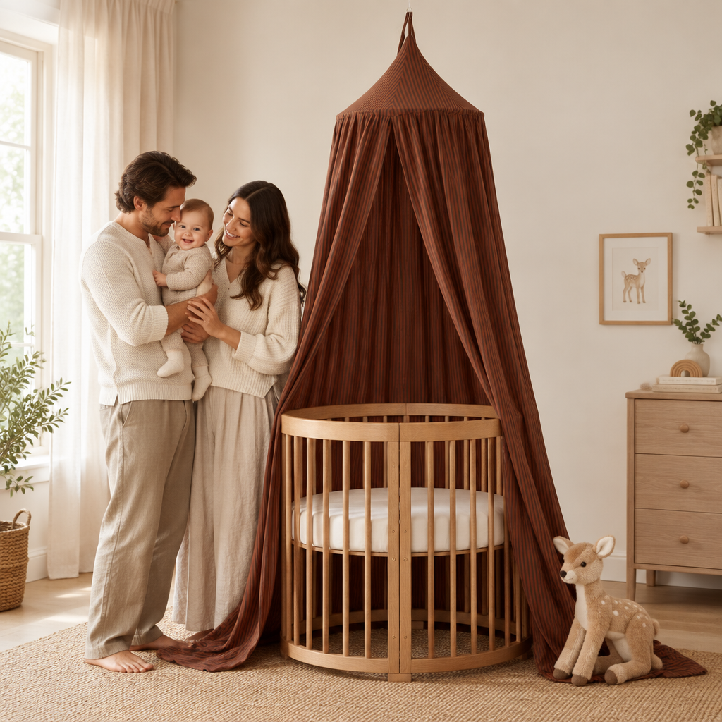 Parents et bébé avec ciel de lit marron dans une chambre douce