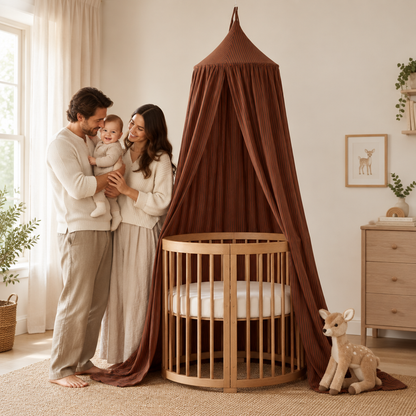 Parents et bébé avec ciel de lit marron dans une chambre douce
