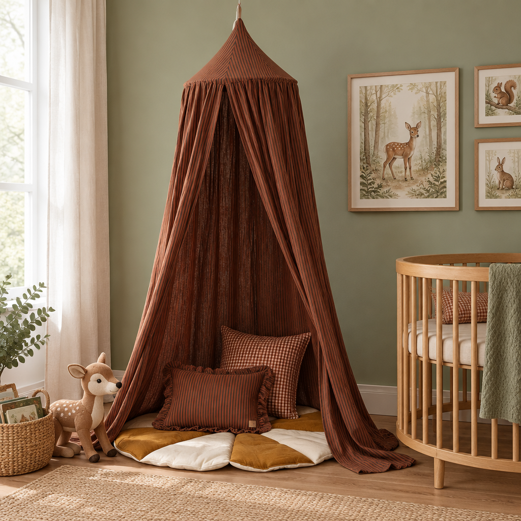Ciel de lit bébé marron dans un coin lecture avec peluche biche