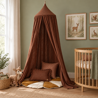 Ciel de lit bébé marron dans un coin lecture avec peluche biche