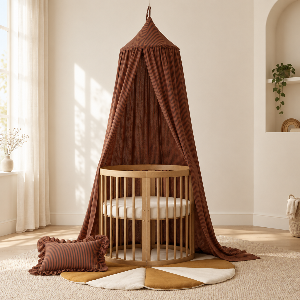 Ciel de lit bébé marron avec lit arrondi dans une chambre épurée