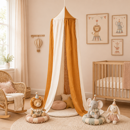 Ciel de lit bébé Caramel Circus avec peluches de cirque dans une chambre rose poudré