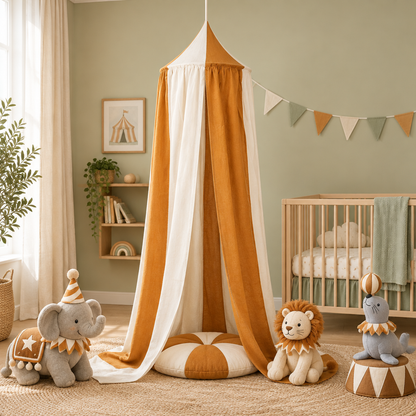 Ciel de lit bébé Caramel Circus avec peluches de cirque dans une chambre vert sauge