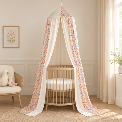 Ciel de lit bébé Jardin printanier au-dessus d’un lit arrondi dans une chambre crème