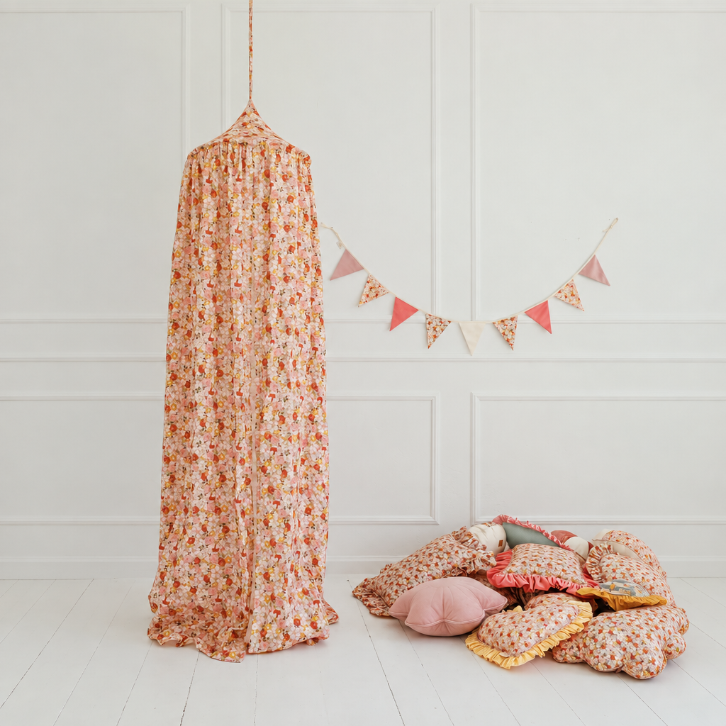 Ciel de lit bébé Jardin fleuri rose avec coussins, vue carrée