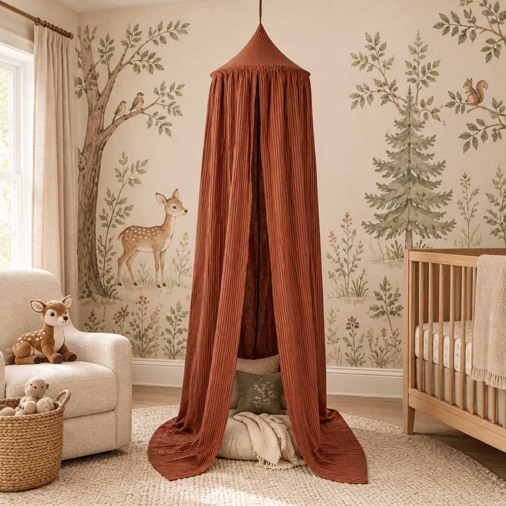 Ciel de lit bébé à rayures marron avec peluches biches, ambiance forêt