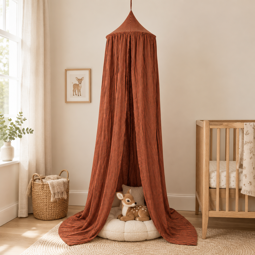 Ciel de lit bébé à rayures marron avec peluches biches dans une chambre beige