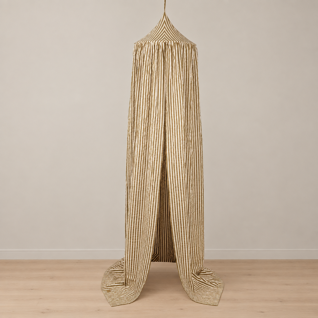 Ciel de lit bébé en coton rayures olive présenté seul sur fond studio beige
