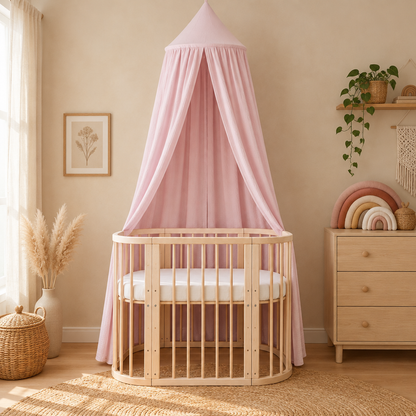 Ciel de lit bébé rose tendre au-dessus du lit dans une chambre beige
