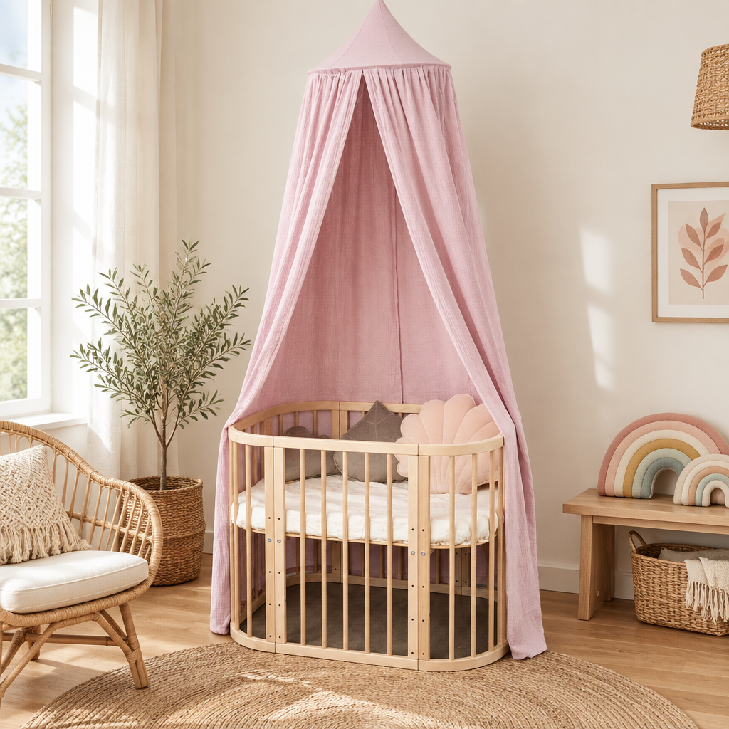 Ciel de lit bébé rose tendre dans une chambre bohème crème