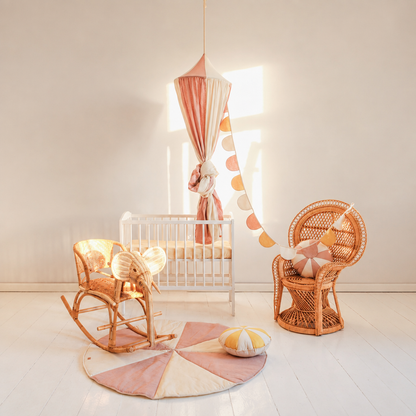 Ciel de lit bébé rose poudré et ivoire avec lit bébé et mobilier en rotin