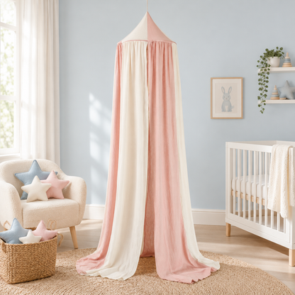 Ciel de lit bébé rose poudré et ivoire avec peluches étoiles dans une chambre bleu doux
