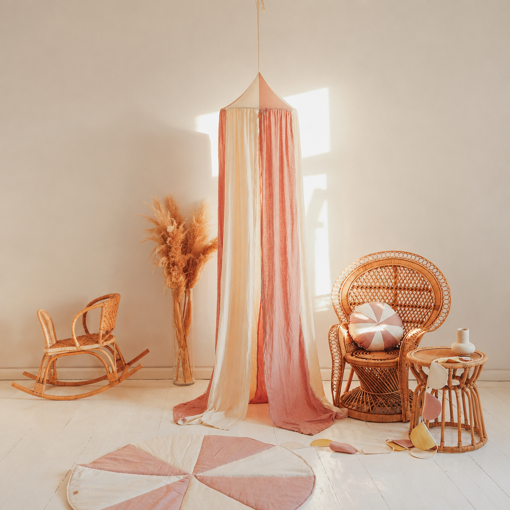 Ciel de lit bébé rose poudré et ivoire avec décoration en rotin