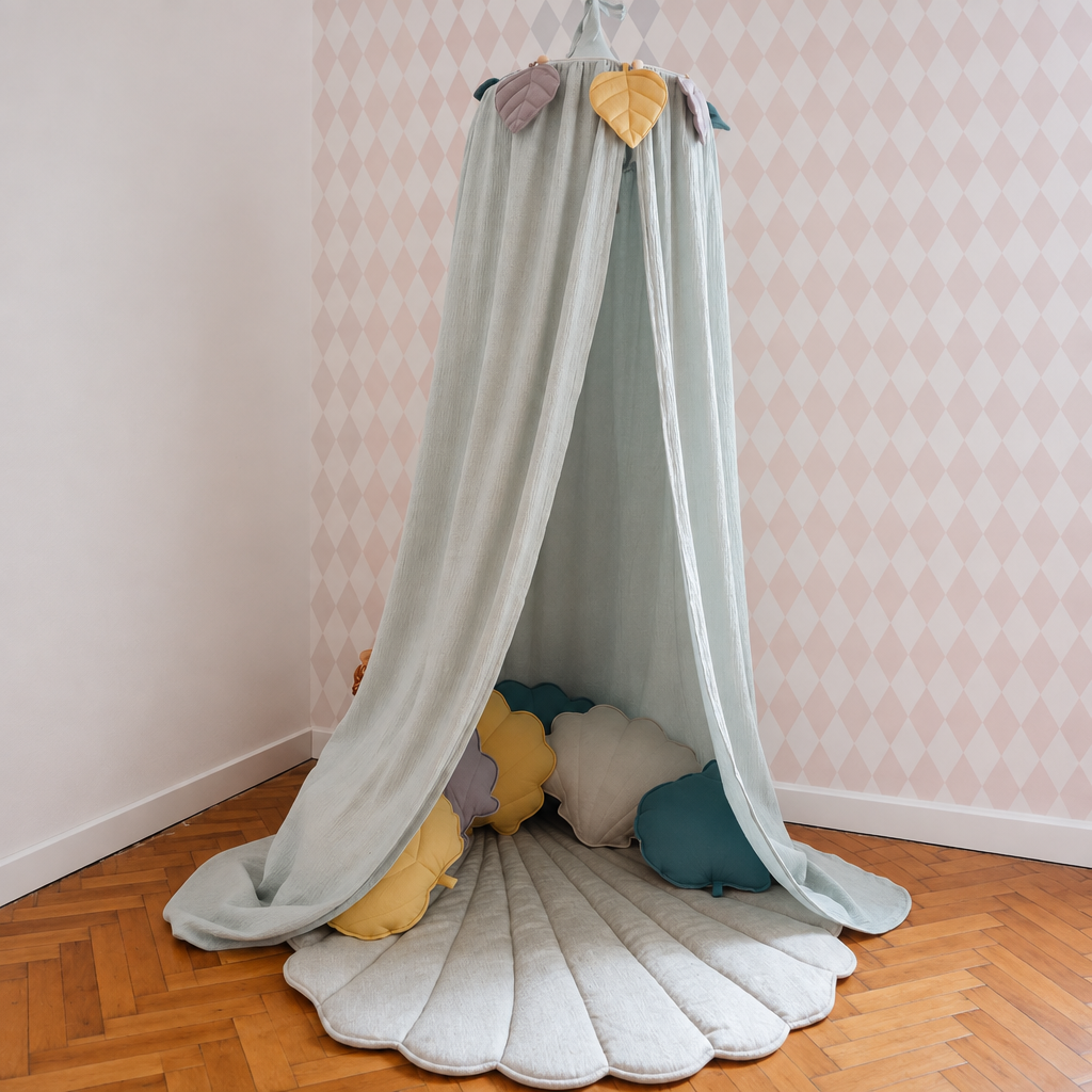 Ciel de lit bébé vert menthe avec coussins et tapis coquillage