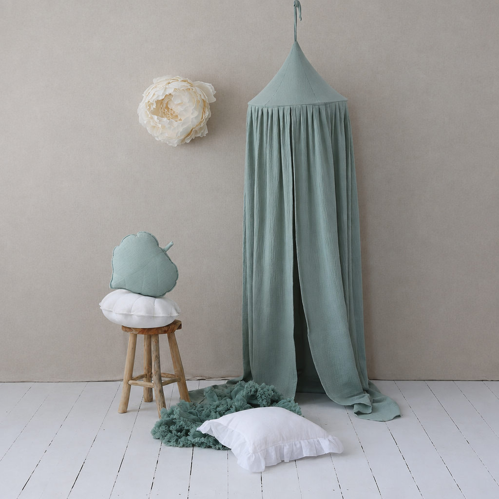 Ciel de lit bébé vert menthe avec décoration, vue carrée