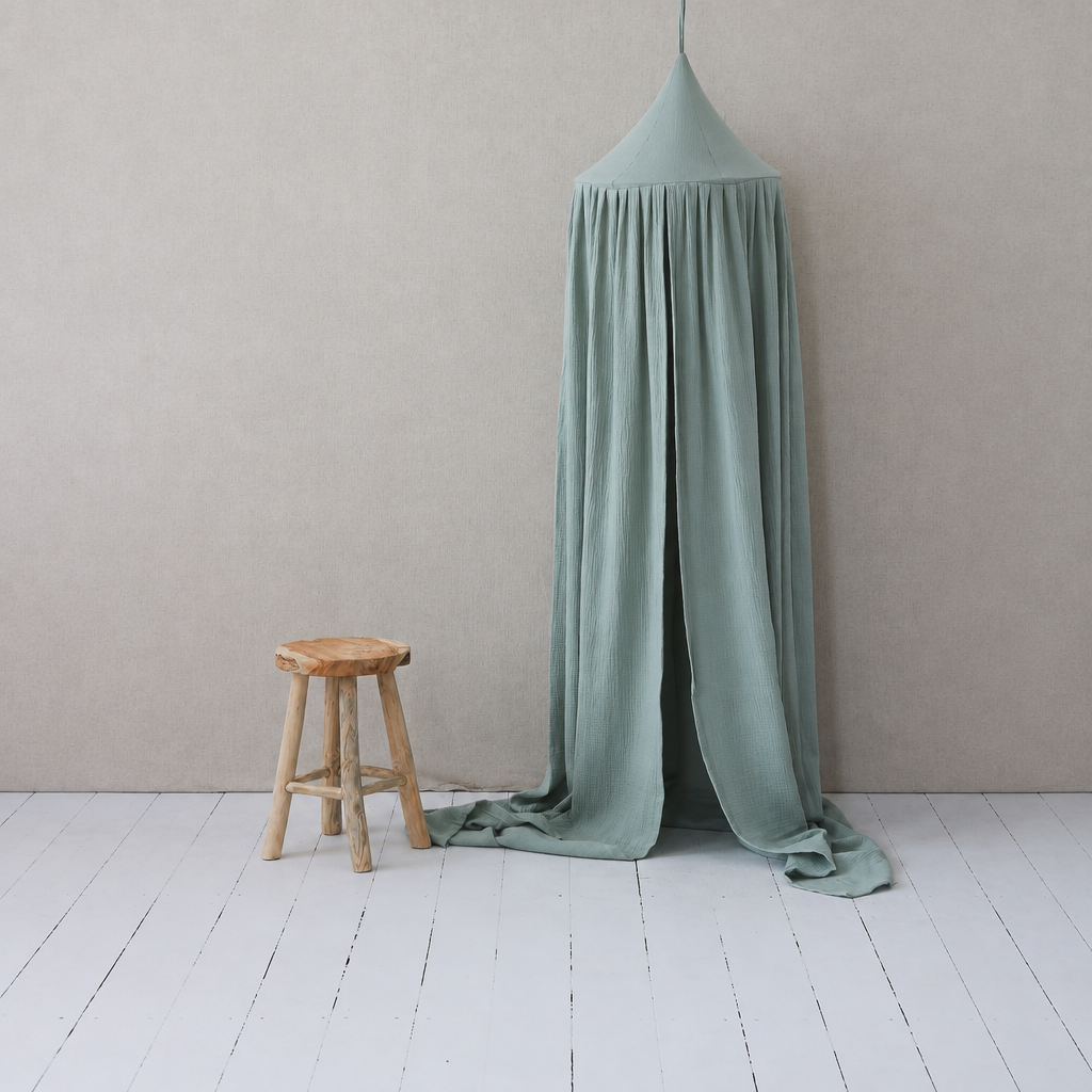Ciel de lit bébé vert menthe avec tabouret, vue carrée