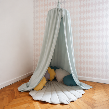 Ciel de lit bébé vert menthe avec tapis coquillage, vue carrée